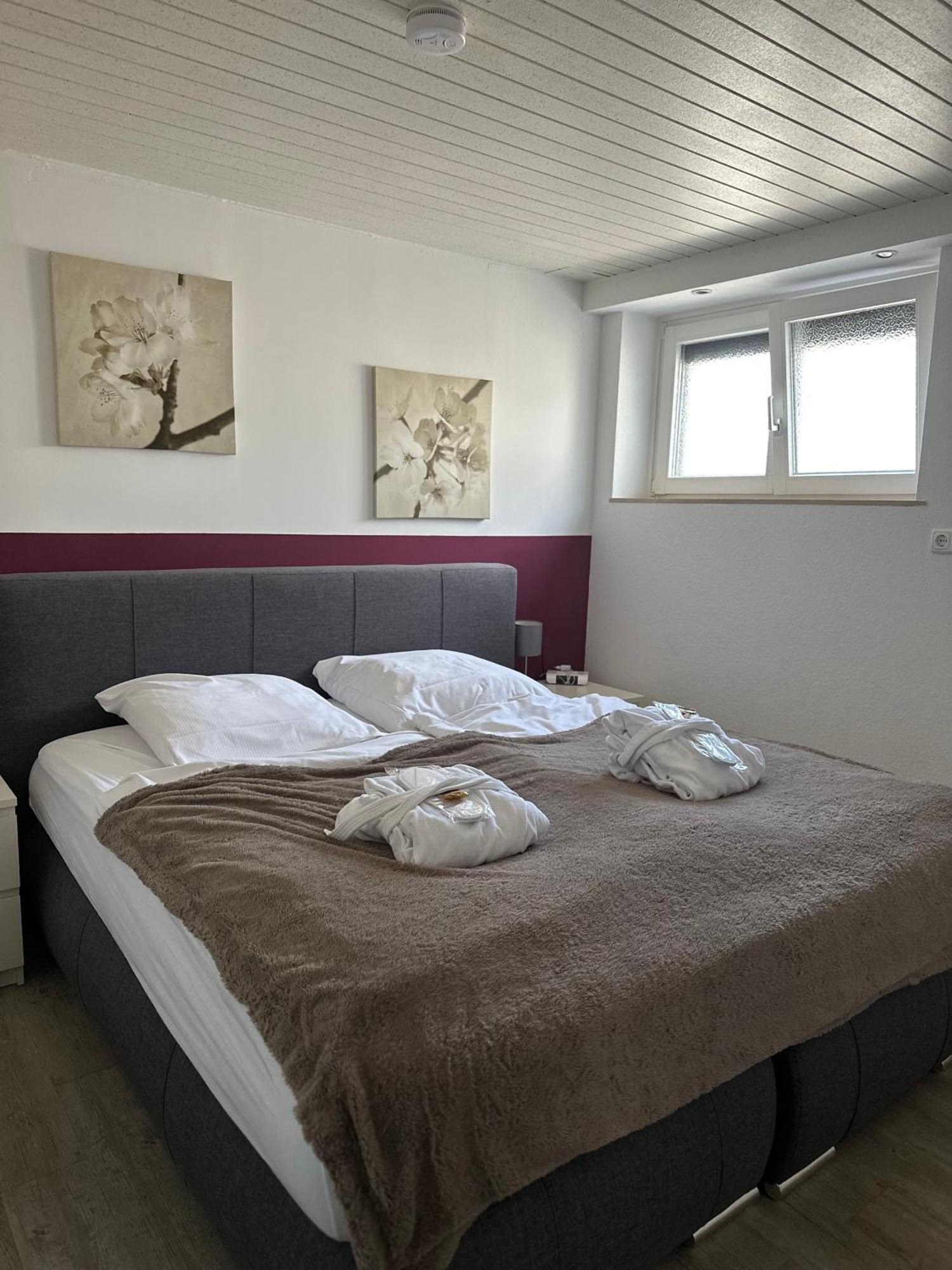 Ferienwohnung Schlossblick - 4 Sterne Sauna Pool Whirlpool Exklusiv Braunfels Exterior foto